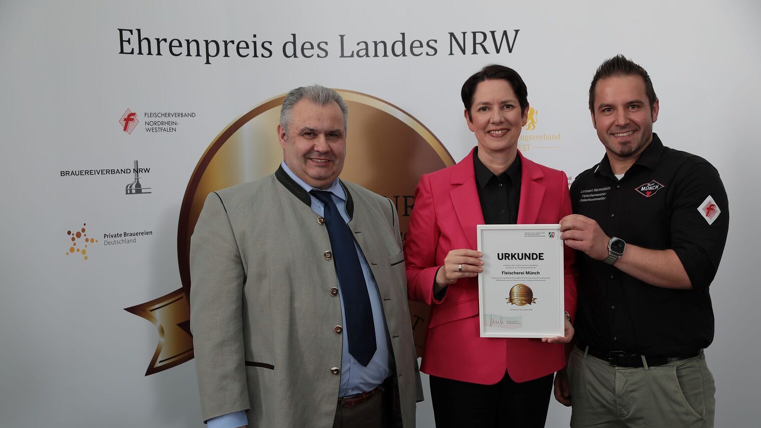 15 Handwerksbetriebe aus OWL wurden mit dem Ehrenpreis des Landes NRW ausgezeichnet. Auf diesem Bild zu sehen: (v. l.) Landesinnungsmeister Adalbert Wolf, NRW-Ministerin Silke Gorißen sowie Lennart Hermstein (Fleischerei Münch) 